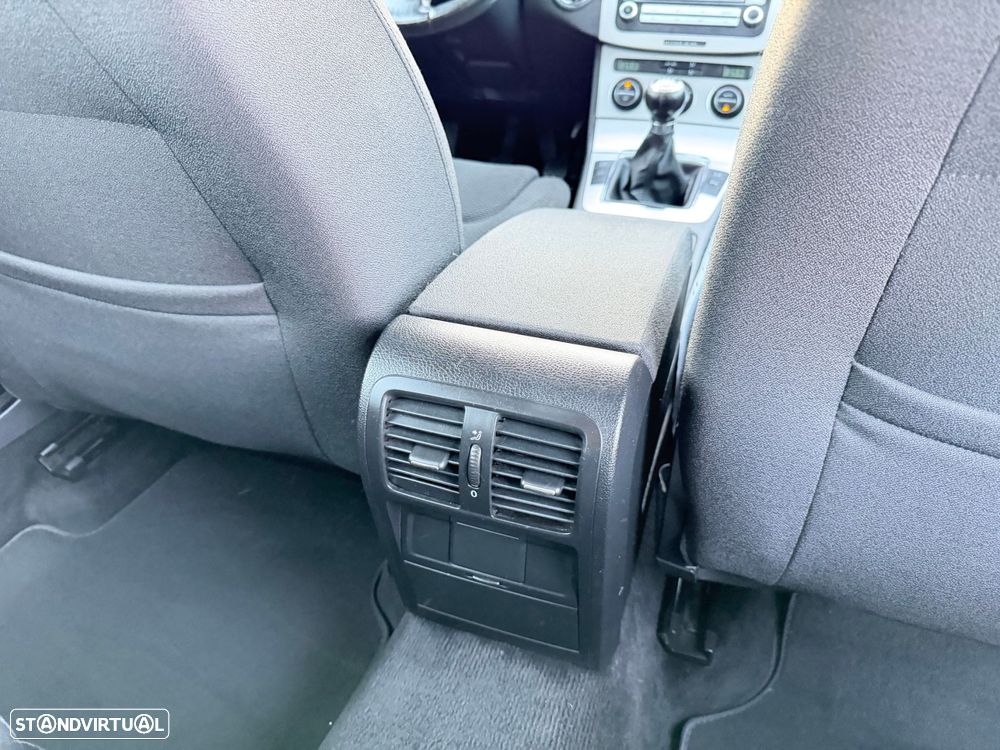 VW Passat Variant 2.0 TDI 4M Confortline - 29