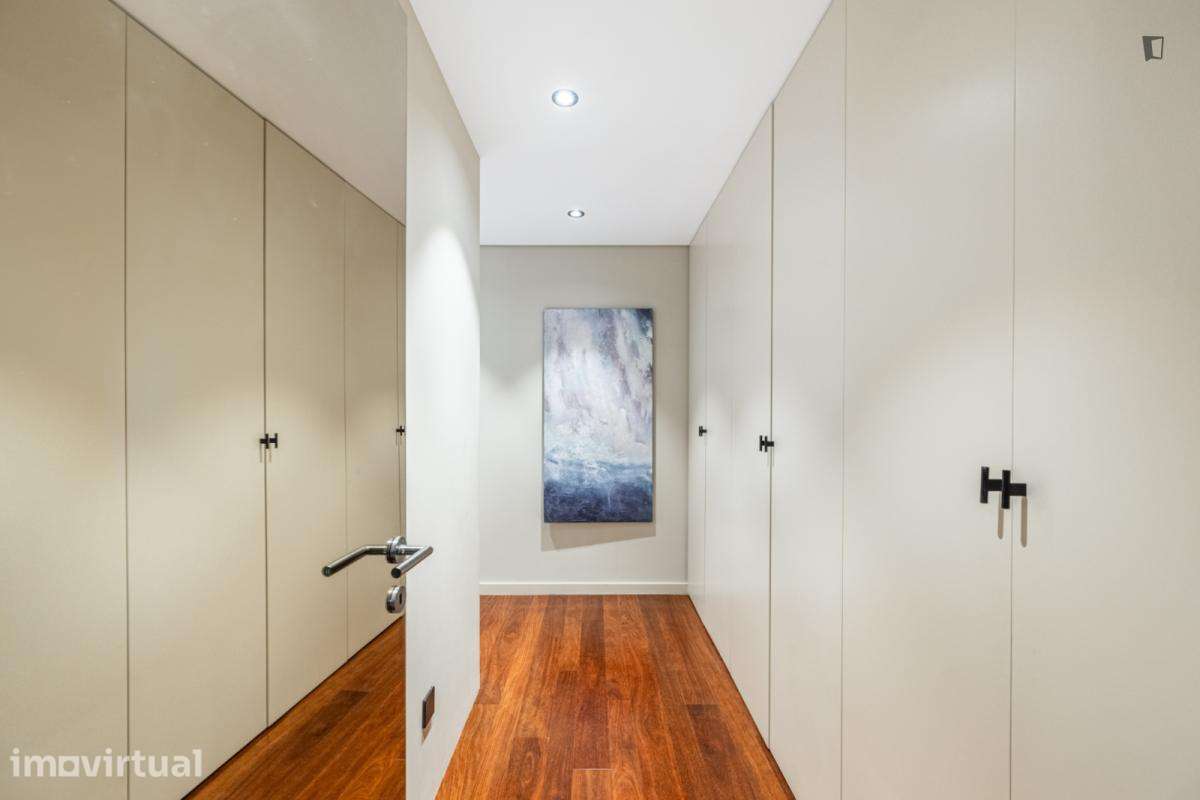 Quarto - localizado em Lordelo do Ouro Porto - Grande imagem: 2/13