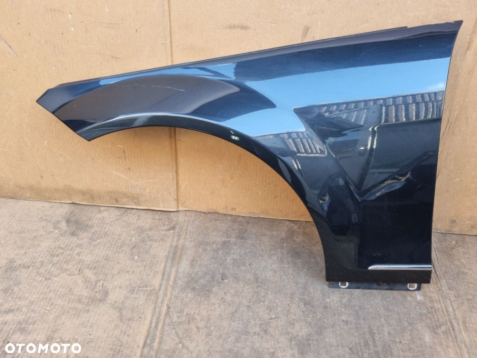 MERCEDES C W204 BŁOTNIK LEWY PRZÓD