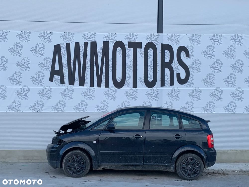 AUDI A2 2002 *SAMOCHÓD NA CZĘŚCI* 3068 MASKA, LAMPA, DRZWI, LUSTERKO, ZDERZAK, GRILL, BŁOTNIK, KLAPA, BELKA, DESKA, FOTELE, KANAPA, ĆWIARTKA, KIEROWNICA, TACZE, ZACISKI, ZAWIESZENIE, KOMPLETNY PRZÓD, KOMPLETNY TYŁ, LICZNIK, ZEGARY, PRAWE LEWE PRZÓD TYŁ - 1