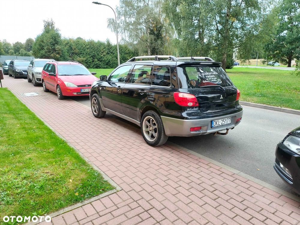 Mitsubishi Outlander - 2