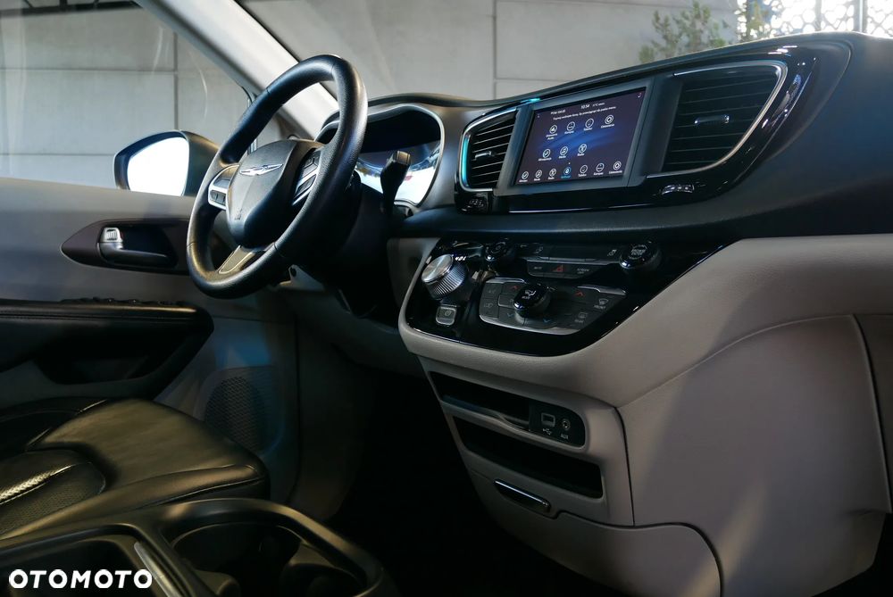 Chrysler Pacifica - 25