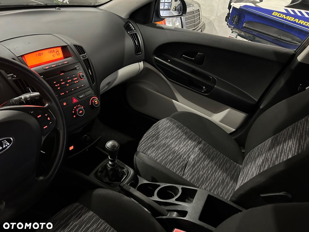 Kia Ceed - 14
