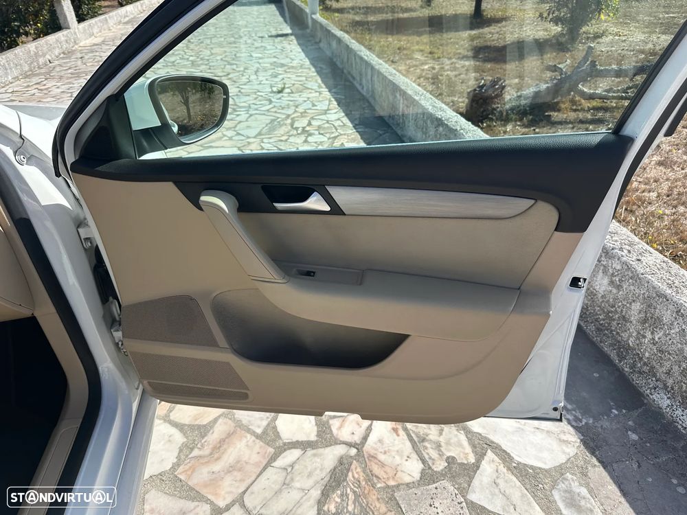 VW Passat Variant - 32