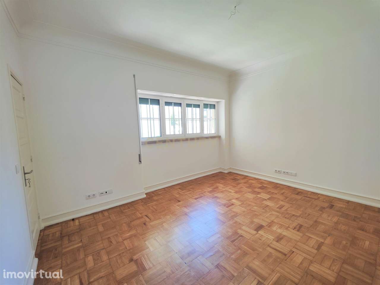 Imóvel T2 com 98m2, renovado recentemente com dois WC - Grande imagem: 2/19