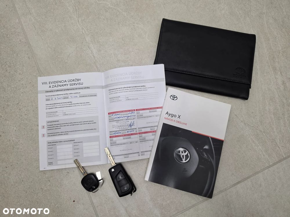 Toyota Aygo X Black&White - 35
