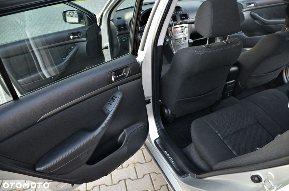 Toyota Avensis - 24