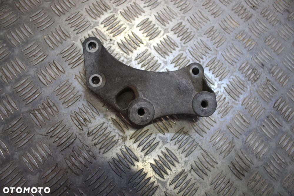 ŁAPA MOCOWANIE SKRZYNI OPEL CORSA D 13185906