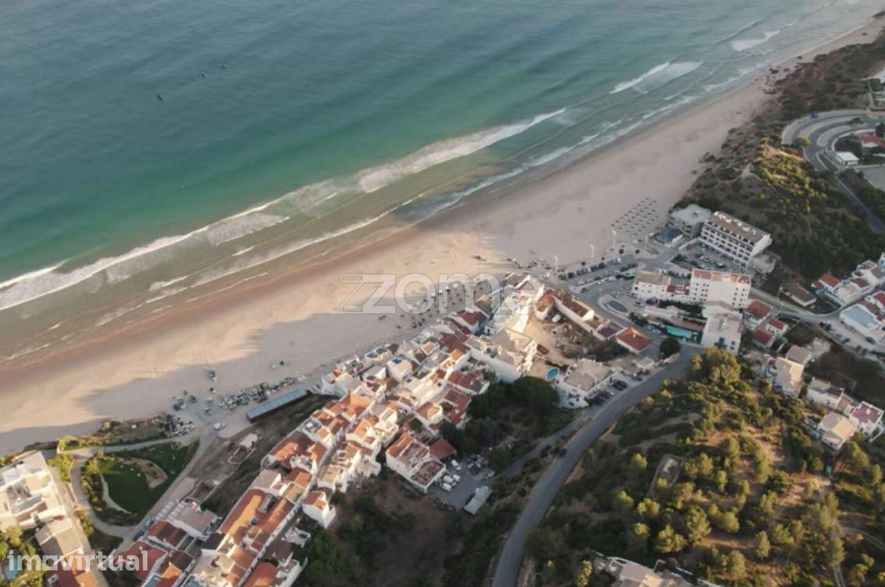 Terreno Urbano com Vista Mar em Salema, a 120 m da Praia - Grande imagem: 3/18