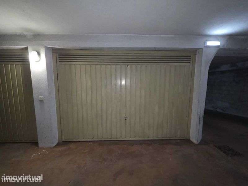 Garagem Fechada (Box) na Av. Afonso Henriques – c/ Água e Luz - Grande imagem: 5/10