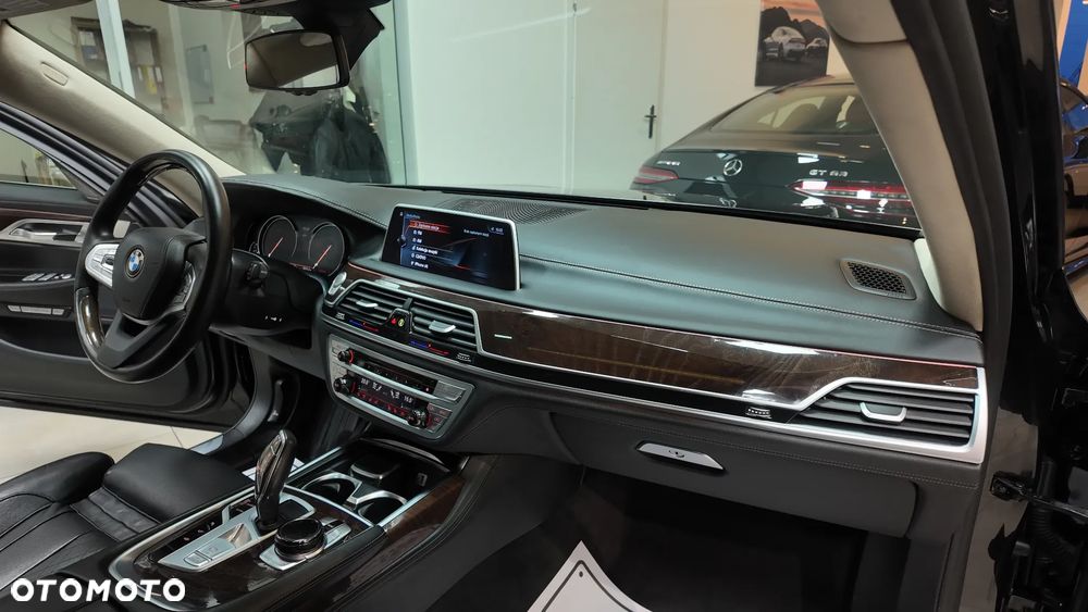 BMW Seria 7 750Li xDrive - 34