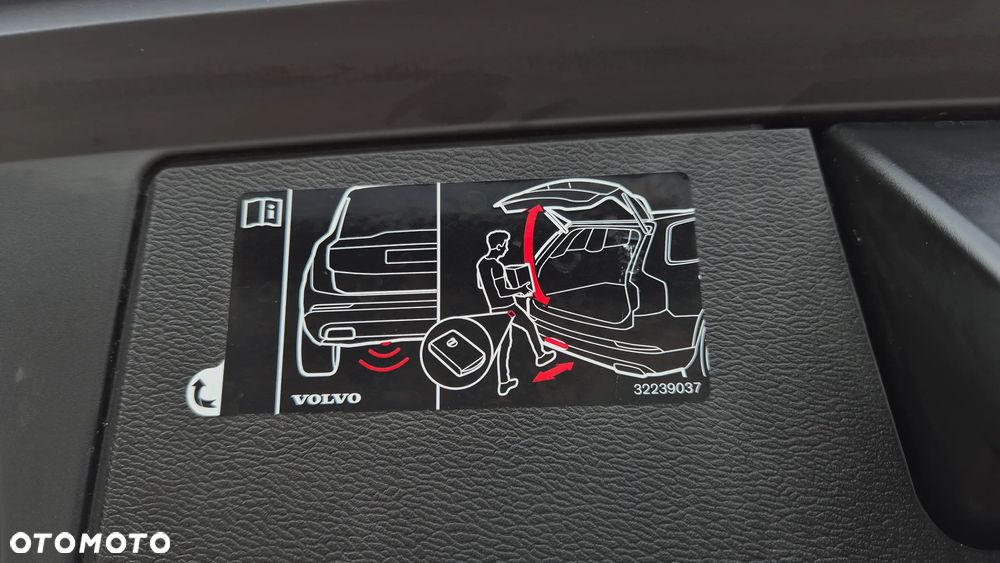 Volvo XC 60 T8 AWD Plug-In Hybrid R-Design - 9