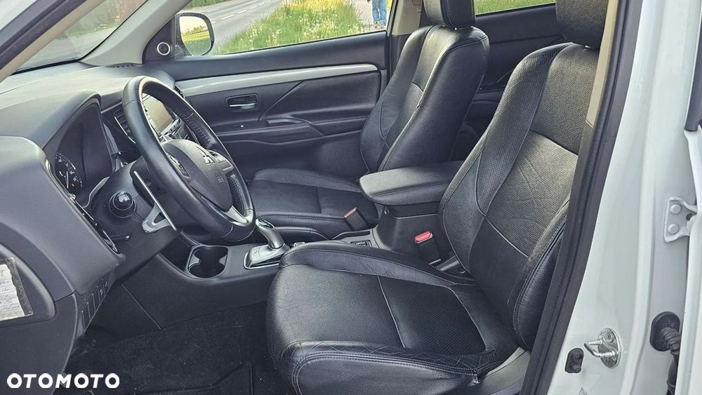 Mitsubishi Outlander Instyle NAVI + - 24