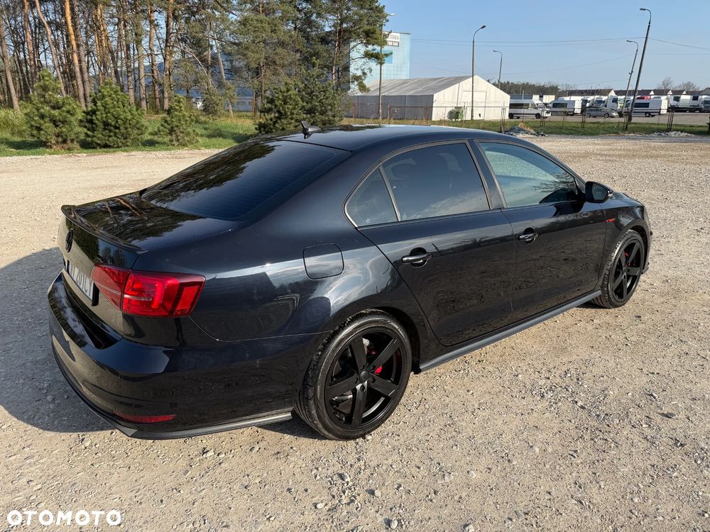 Volkswagen Jetta - 2