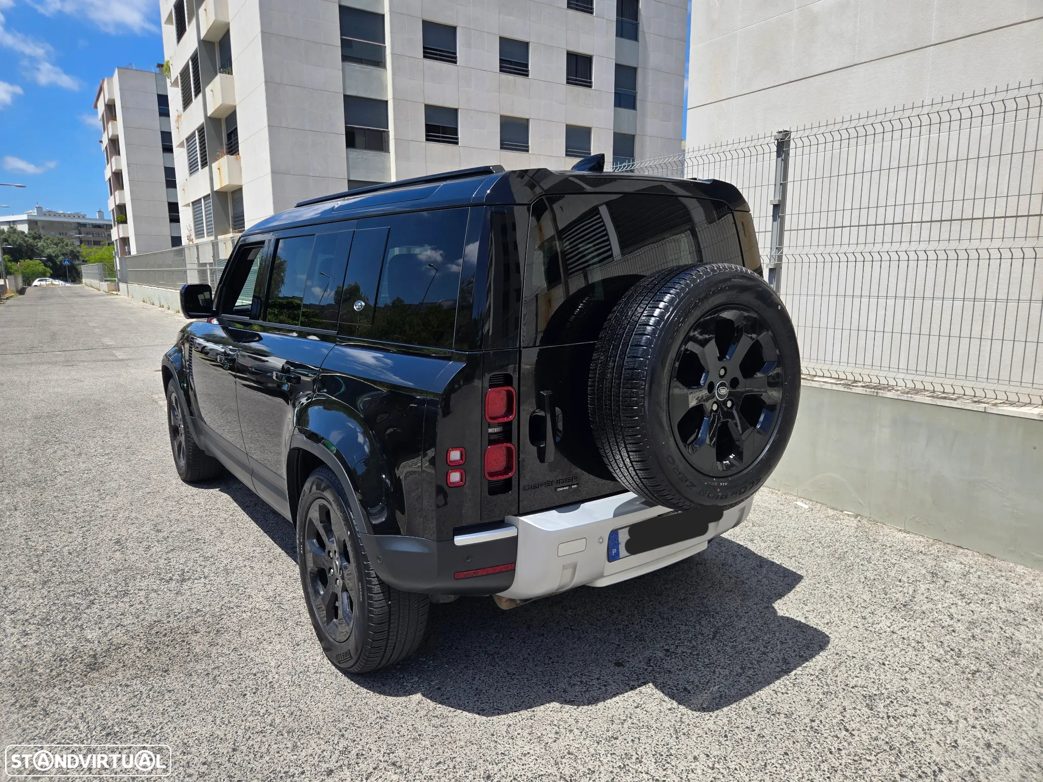 Land Rover Defender 110 D240 SE - 4