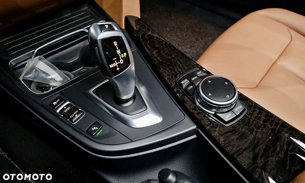 BMW Seria 3 320i Luxury Line - 14
