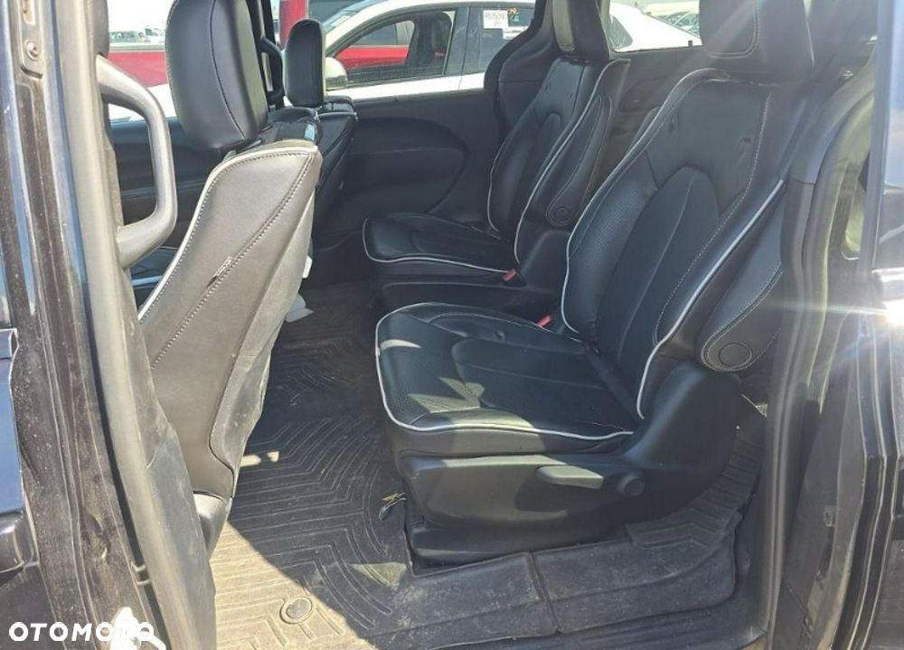 Chrysler Pacifica - 11