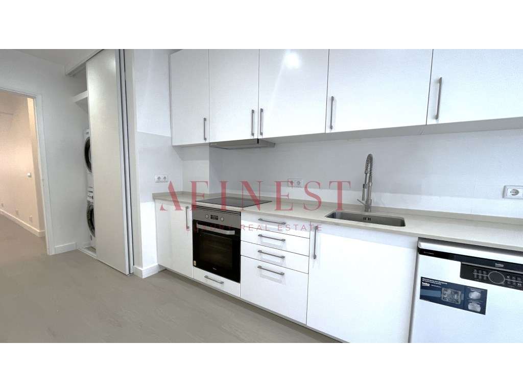 APARTAMENTO T4 COM GARAGEM, TOTALMENTE REMODELADO EM CAMPO DE OURIQUE - Grande imagem: 2/38