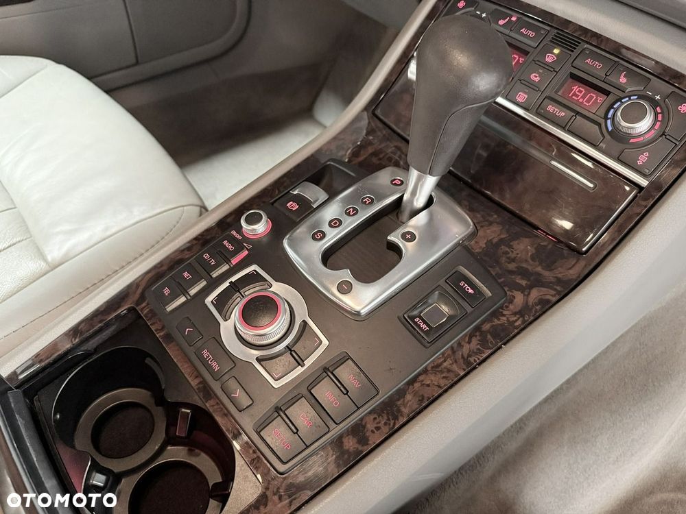 Audi A8 4.2 Quattro - 25
