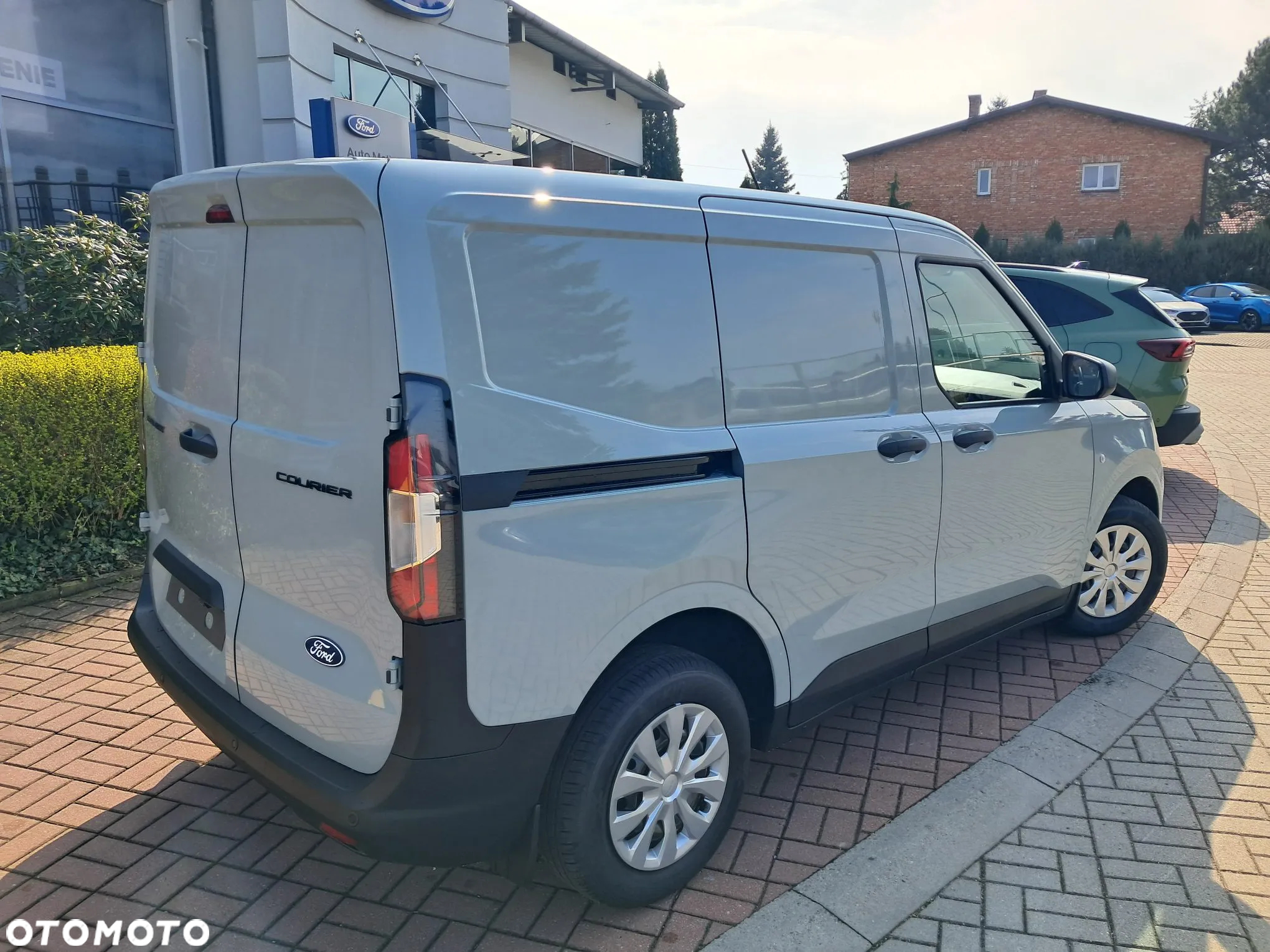 Ford Transit Courier - 10