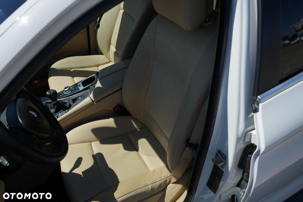 BMW Seria 5 520i - 24