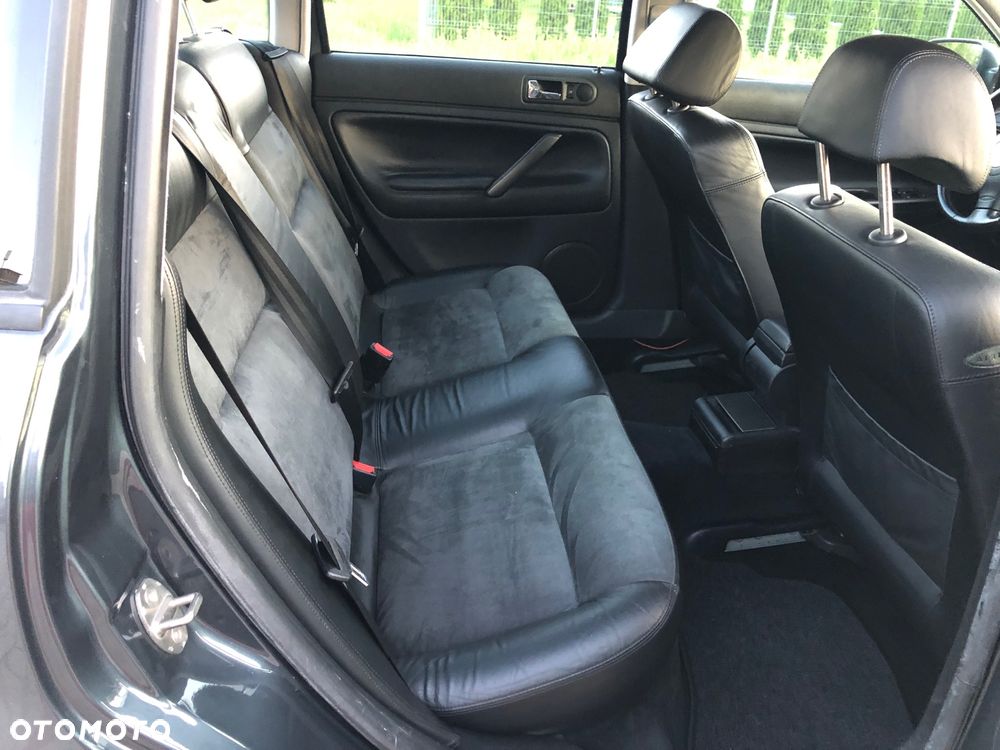 Volkswagen Passat 2.3 V5 Highline - 12