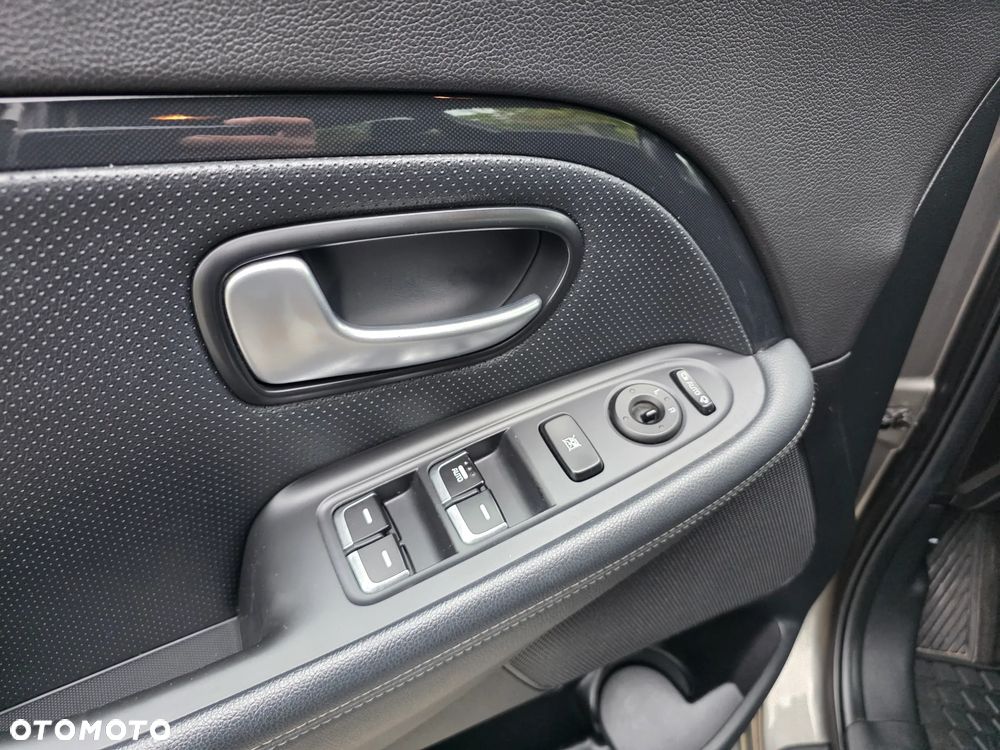 Kia Carens - 23