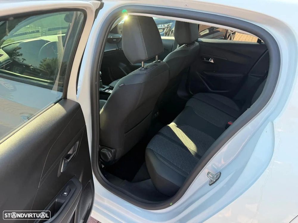 Peugeot 208 - 10