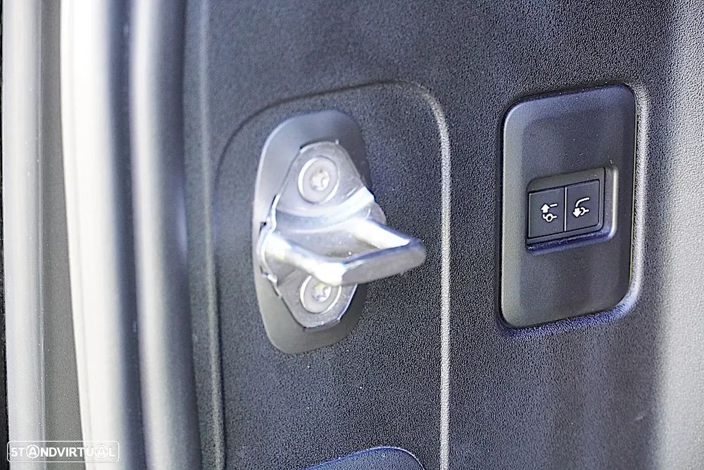 Land Rover Defender 2.0 P400e 110 AWD X-Dynamic SE - 17