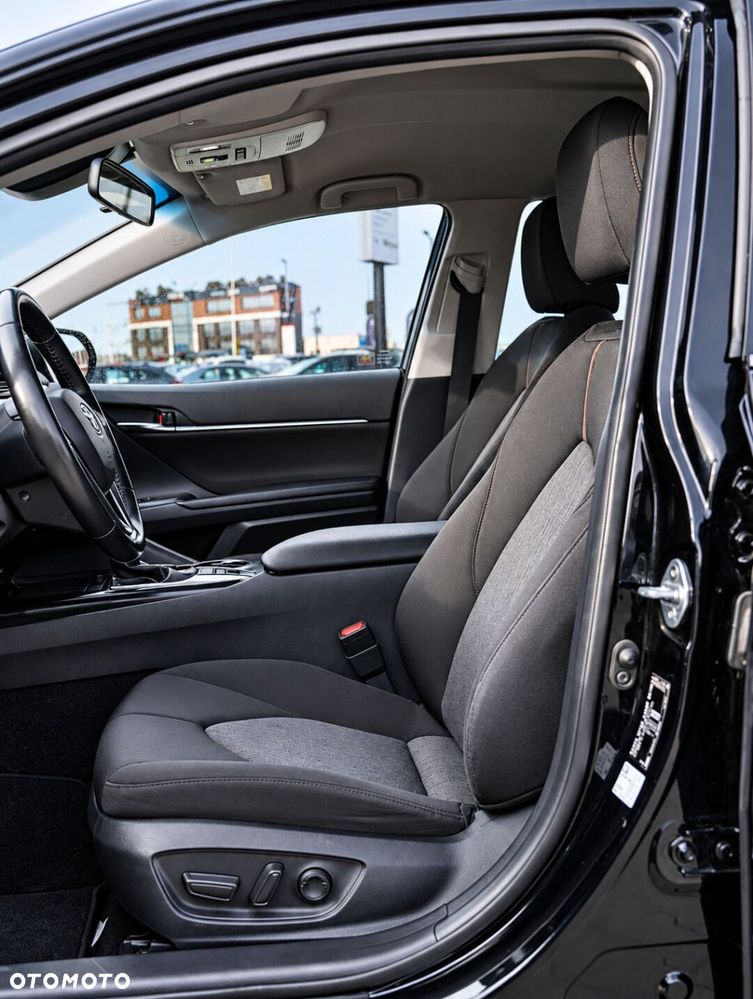 Toyota Camry 2.5 Hybrid Comfort CVT - 24
