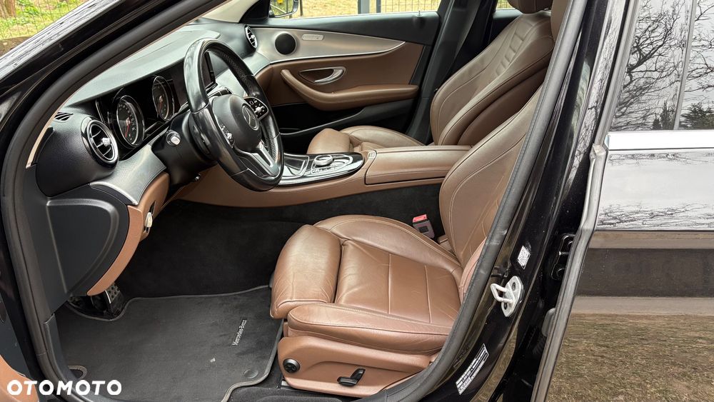 Mercedes-Benz Klasa E 220 d 4-Matic 9G-TRONIC - 23