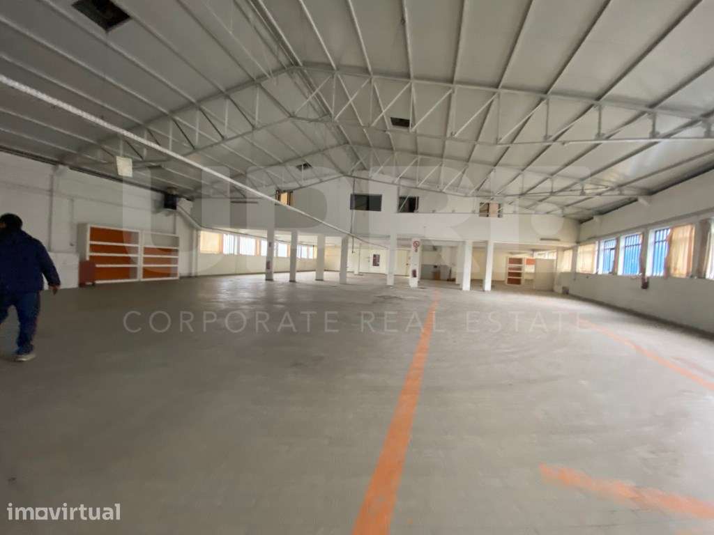 VENDE | Armazém Industrial | S. João Madeira - Grande imagem: 4/9