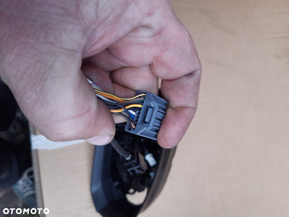Lusterko prawe Volvo C40 XC-40 31477685 8+7 15 PIN lusterko zewnętrzne prawe Volvo C40 XC-40 kamera 360° BLIS automatyczne przyciemnianie funkcja pamięci 31 - 7