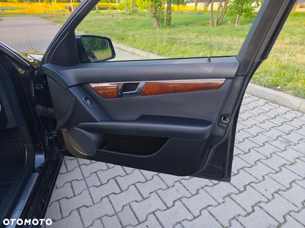 Mercedes-Benz Klasa C 180 Kompressor BlueEFFICIENCY Elegance - 24
