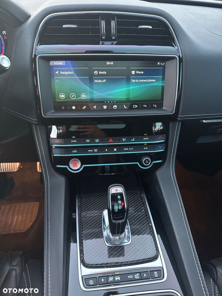 Jaguar F-Pace AWD SVR - 22