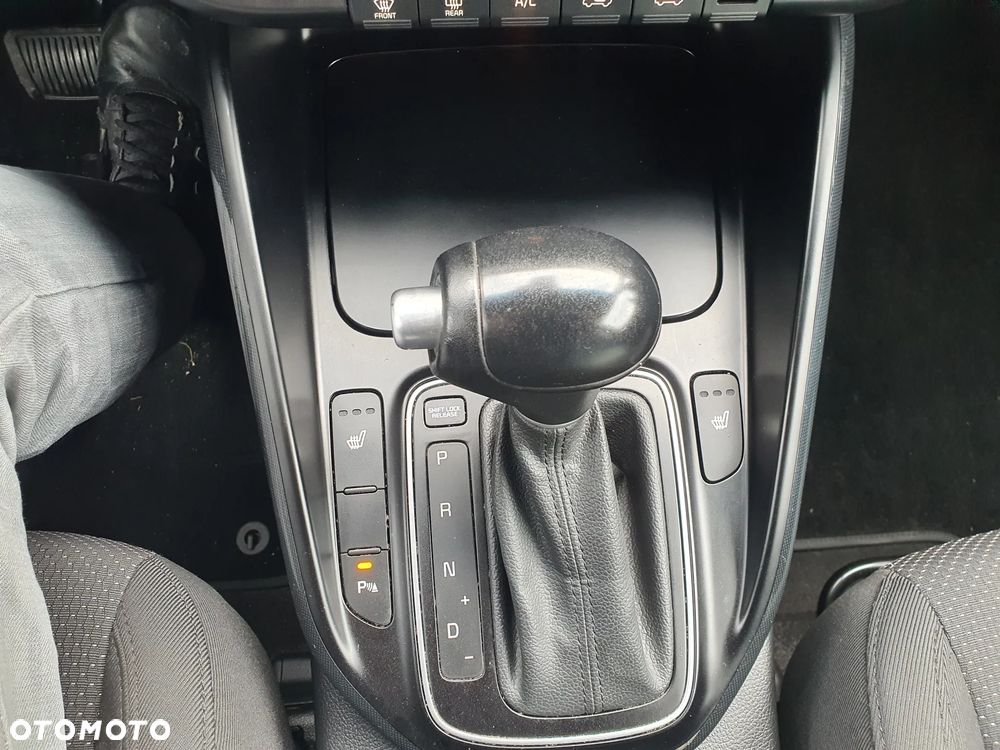 Kia Carens 1.7 CRDi Business Line 7os 7DCT - 25