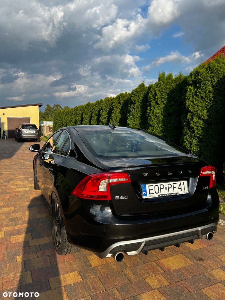 Volvo S60 D4 R-Design - 3