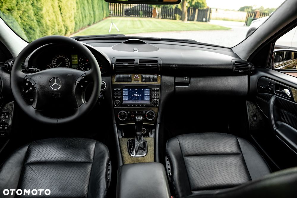 Mercedes-Benz Klasa C 320 4Matic Avantgarde Sport Edition - 37