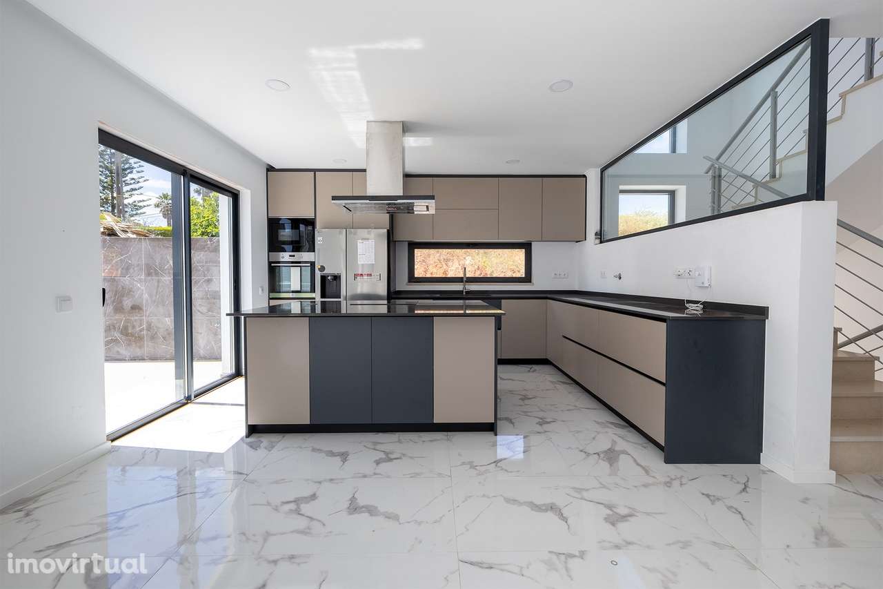 MORADIA DE LUXO T3+1 DE NOVA CONSTRUÇÃO PERTO DA MARINA DE LAGOS, EM L - Grande imagem: 5/32