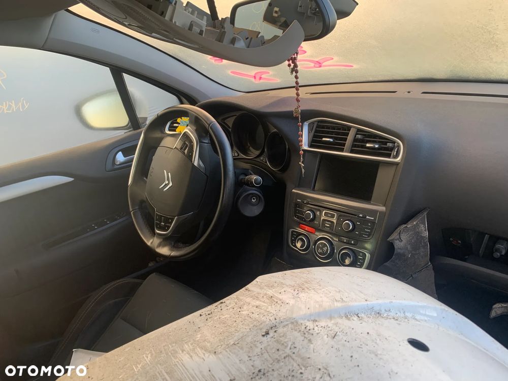 CITROEN C4 2013 *SAMOCHÓD NA CZĘŚCI* 3339 MASKA, LAMPA, DRZWI, LUSTERKO, ZDERZAK, GRILL, BŁOTNIK, KLAPA, BELKA, DESKA, FOTELE, KANAPA, ĆWIARTKA, KIEROWNICA, TARCZE, ZACISKI, ZAWIESZENIE, KOMPLETNY PRZÓD, KOMPLETNY TYŁ, LICZNIK, ZEGARY, PRAWE LEWE PRZÓD TYŁ - 4