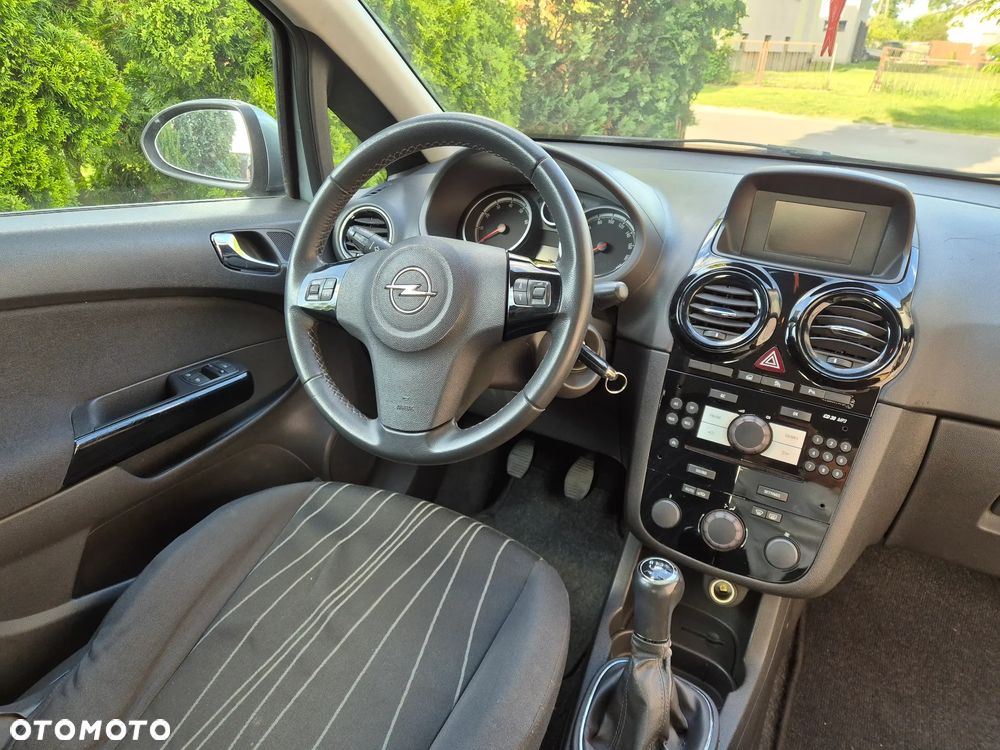 Opel Corsa 1.4 16V Cosmo - 9