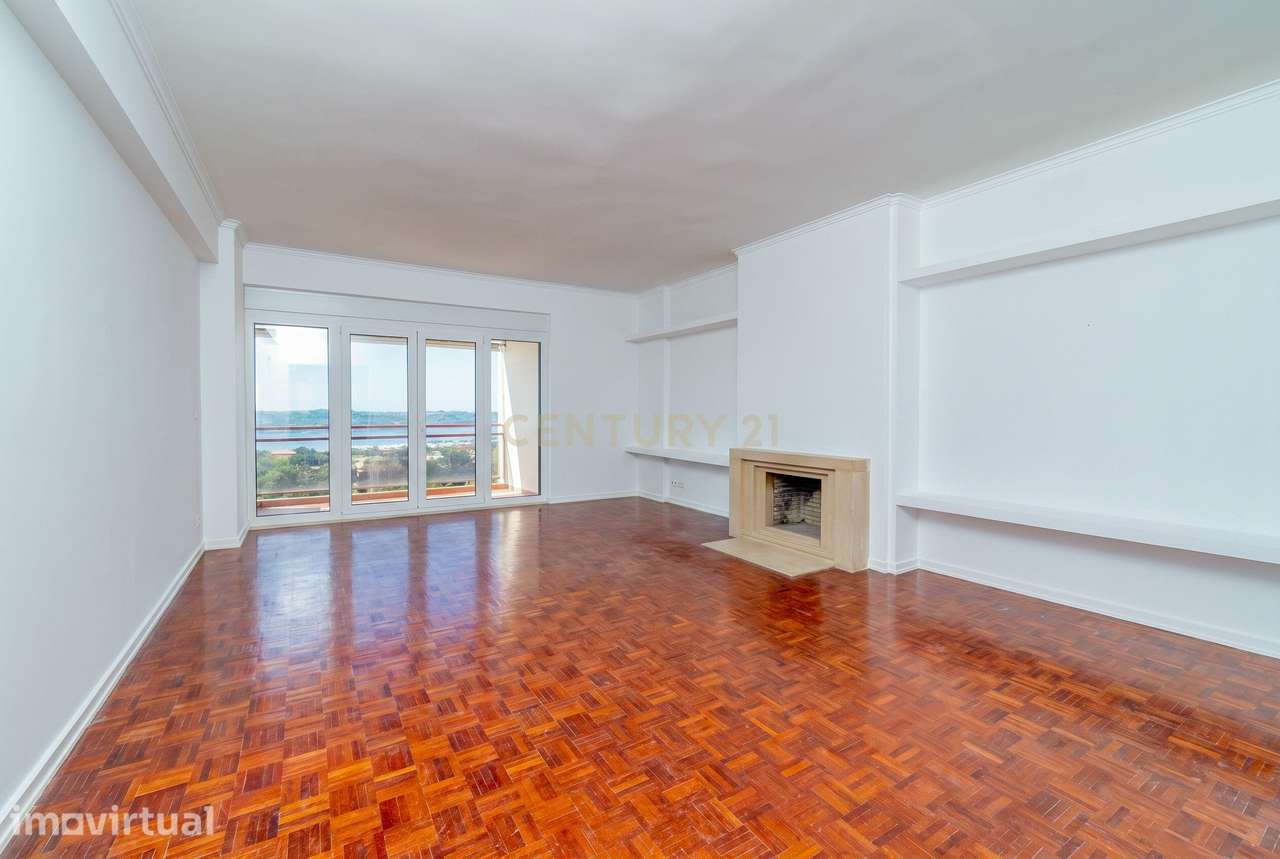 T4 Renovado no Restelo com Vista 180º sobre o Tejo, Varandas e Garagem