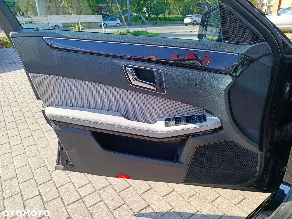 Mercedes-Benz Klasa E 200 T CGI BlueEFFICIENCY 7G-TRONIC Avantgarde - 26