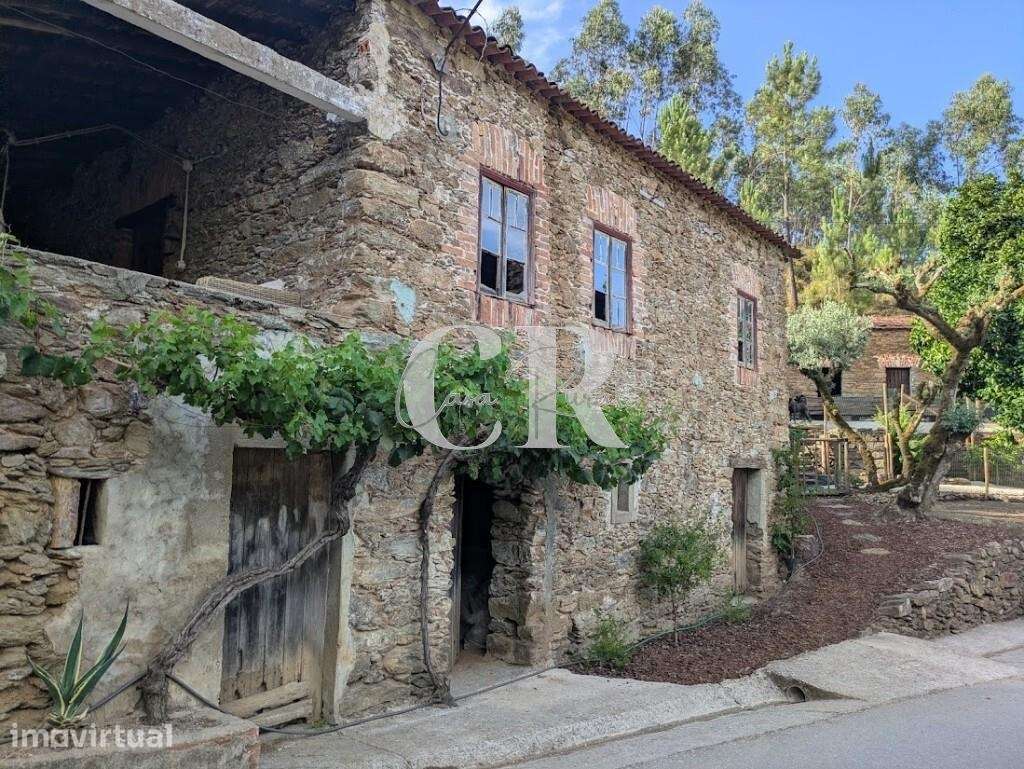 Propriedade encantadora, com casas em pedra para recuperar e terreno e - Grande imagem: 3/41