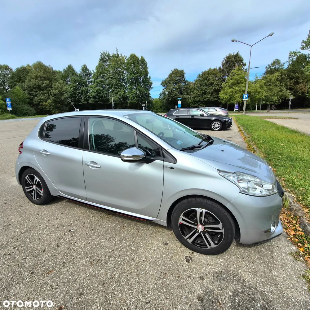 Peugeot 208 2015 photo 3