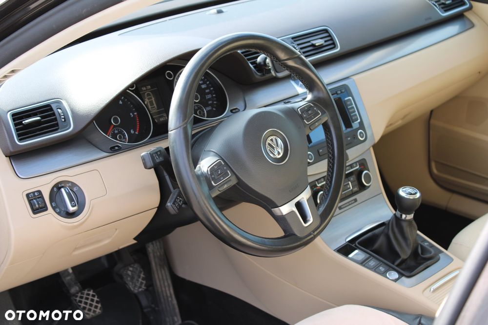 Volkswagen Passat - 13