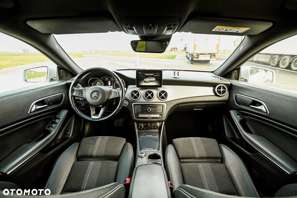 Mercedes-Benz CLA 180 7G-DCT Peak Edition - 22