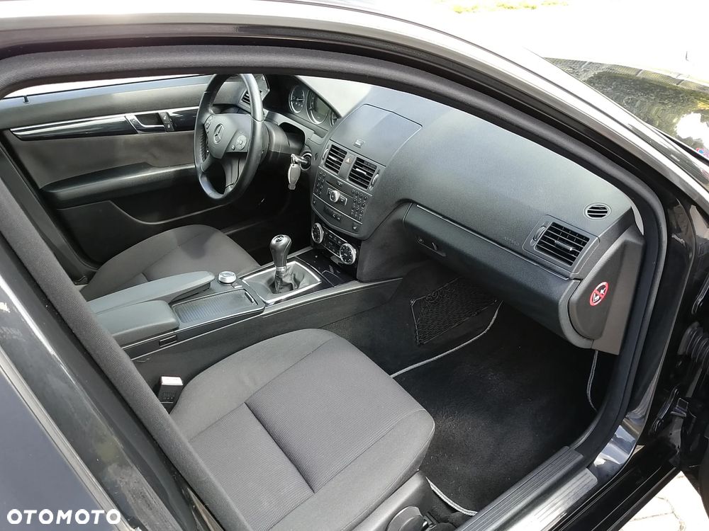 Mercedes-Benz Klasa C 180 CGI BlueEff Classic - 15