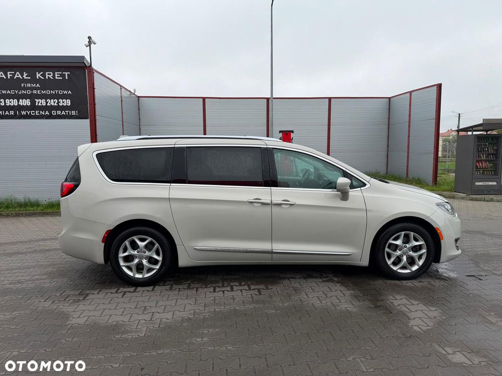 Chrysler Pacifica - 3