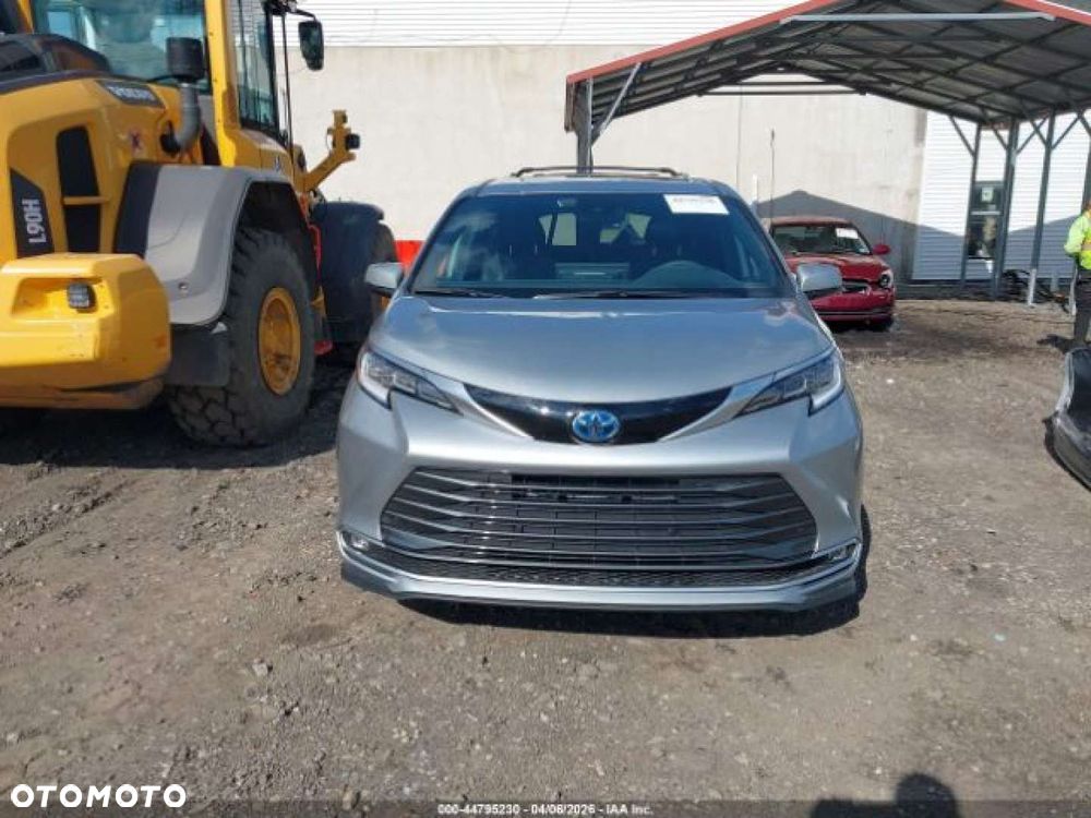 Toyota Sienna - 5